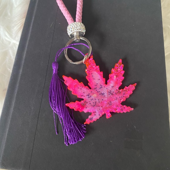 Handmade resin leaf keychain - Picture 4 of 4